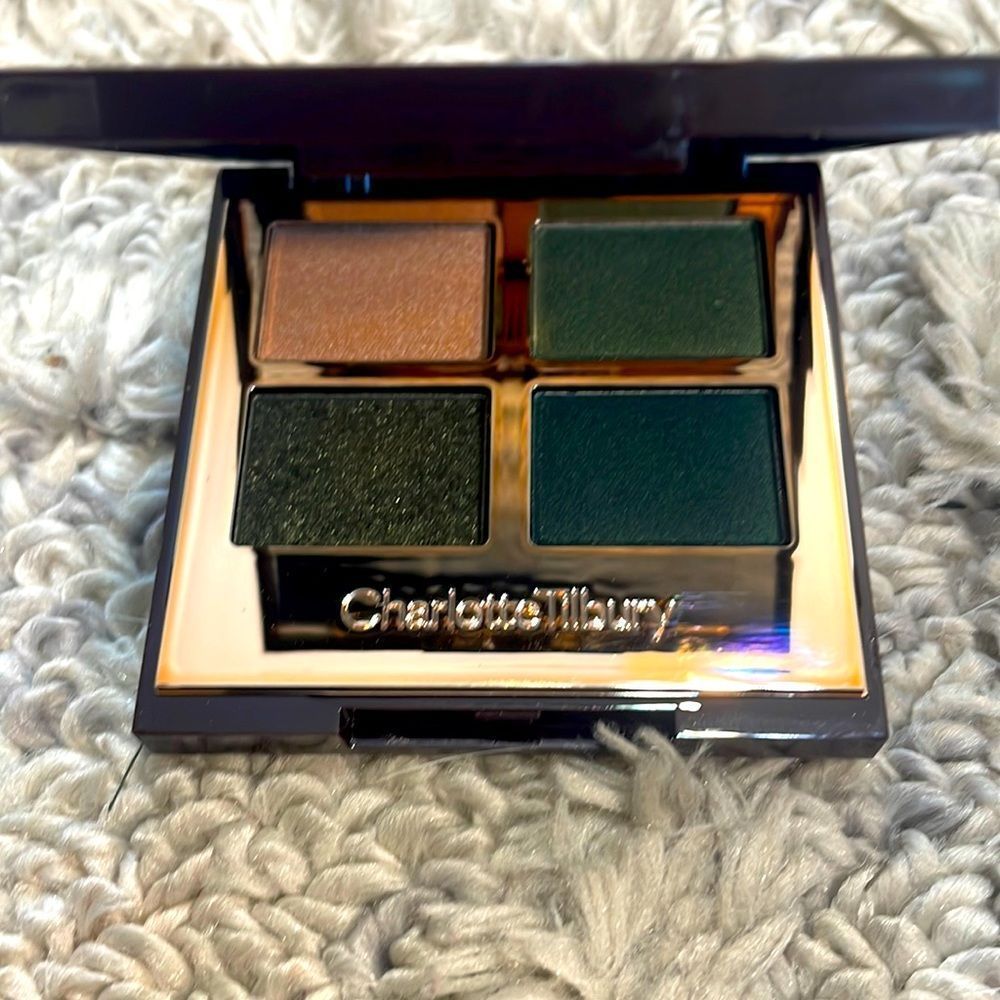 Charlotte Tilbury LUXURY Quad in shade
THE REBEL- never used nor swatched no box